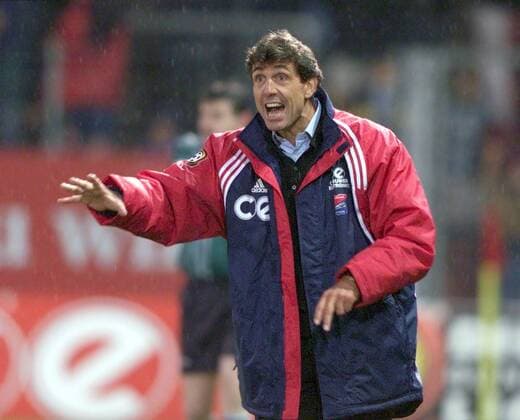 Trainer Rainer Adrion (Haching) lautstark Fußball 2. BL Herren Saison 2001 2002, SpVgg Unterhaching, Vdig, Einzelbild Stadion am Sportpark Unterhaching Spannung,