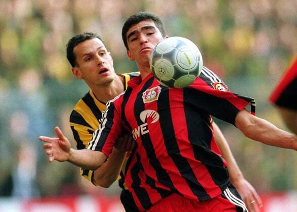 Lucio (Leverkusen, re.) gegen Heiko Herrlich (BVB) Fußball 1. BL Herren Saison 2001 2002, BVB Borussia Dortmund - Bayer 04 Leverkusen 1:1, Vneg Gruppe Westfalenstadion Dortmund Dynamik, Kampf,