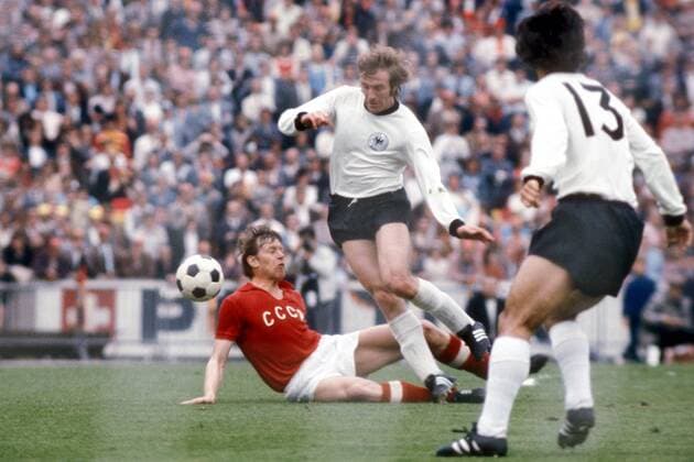Günter Netzer (Deutschland) im Duell Fußball EM Herren Europameisterschaft 1972, Finale, Endspiel, Länderspiel, Nationalmannschaft, Nationalteam Gruppe Heysel-Stadion Brüssel Dynamik,