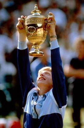 Boris Becker (Deutschland) präsentiert stolz seine Trophäe Tennis Herren All England Championships 1985, ATP-Tour, Grand Slam Einzelbild Wimbledon London Freude,