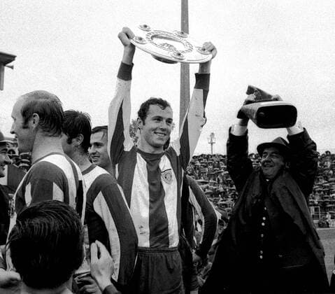 Franz Beckenbauer (Bayern) präsentiert die Meisterschale Fußball 1. BL Herren Saison 1968 1969, FC Bayern München Gruppe Stadion an der Grünwalder Straße München Freude,
