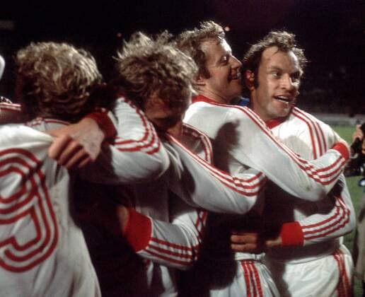 Franz Roth (re.) und Johnny Hansen (2. v. re) jubeln - der FC Bayern München gewinnt den Europapokal der Landesmeister Fußball EC 1 Herren Europacup 1975 1976, Finale, Endspiel Gruppe Hampden Park Glasgow Freude,