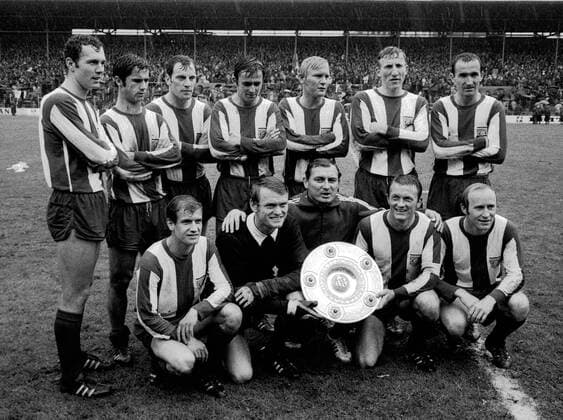 Mannschaftsbild FC Bayern München, hinten v. li.: Franz Beckenbauer, Gerd Müller, Franz Roth, Gustl Starek, Helmut Schmidt, Hans-Georg Schwarzenbeck; vorn: Peter Pumm, Torwart Sepp Maier, Trainer Branko Zebec, Werner Olk, Dieter Brenninger Fußball 1. BL Herren Saison 1968 1969, FC Bayern München Totale Stadion an der Grünwalder Straße München