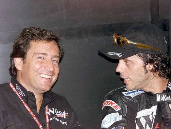 Loris Capirossi (re., Italien) und Teamchef Alfonso Sito Pons (Spanien beide Honda-Pons) Motorsport WM Herren Weltmeisterschaft 2001, Motorrad, Motorradrennen, Motorradrennsport, Motorradsport, Vdig Gruppe Valencia