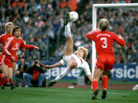 Jürgen Klinsmann (Stuttgart) erzielt per Fallrückzieher das Tor des Jahres 1987 Fußball 1. BL Herren Saison 1987 1988, VfB Stuttgart - FC Bayern München 3:0 Gruppe Neckarstadion Stuttgart Dynamik,