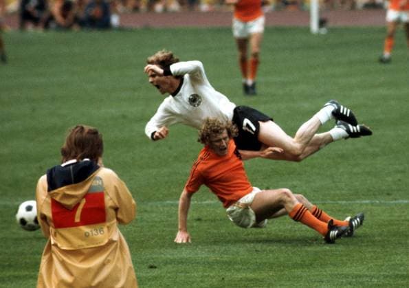 Bernd Hölzenbein (Deutschland, hinten) wird von Wim Jansen (Holland) gefoult Fußball WM Herren Weltmeisterschaft 1974, Finale, Endspiel, Länderspiel, Nationalmannschaft, Nationalteam Gruppe Olympiastadion München Dynamik, Kampf,