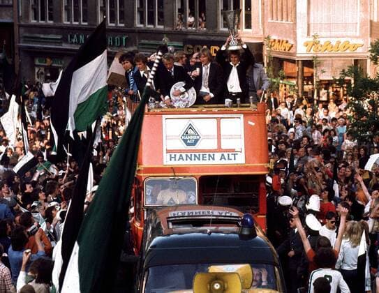 Fußball, Borussia Mönchengladbach, Deutscher Meister 1975 1975: Gladbach feiert! - Die Borussia gewinnt in diesem Jahr die Deutsche Meisterschaft und den UEFA-Pokal Fußball 1. BL Herren Saison 1974 1975, Cup, Europapokal, Europacup Totale Mönchengladbach Masse Freude, Begeisterung