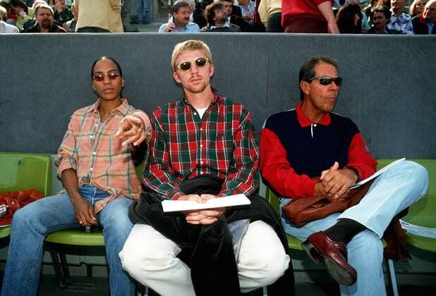 Fußball-Fan Boris Becker (Mitte) mit Ehefrau Barbara (beide Deutschland) und Trainer Nick Bolletieri (USA) Tennis 1. BL Damen Saison 1993 1994, Fußball, Gruppe Olympiastadion München