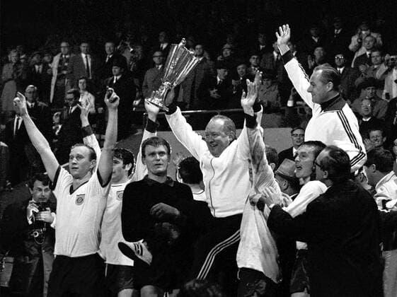 Trainer Tschik Cajkovski wird mit dem Pokal auf Händen getragen - der FC Bayern München gewinnt den Europapokal der Pokalsieger 1966 1967, daneben Dieter Brenninger (li.) und Torwart Sepp Maier Fußball EC 2 Herren Europacup, Europapokalsieger, Europacupsieger Totale Nürnberg Freude, Begeisterung,