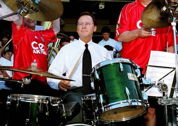 Präsident Engelbert Kupka (Haching) am Schlagzeug Fußball 1. BL Herren Saison 1999 2000, SpVgg Unterhaching Einzelbild Stadion am Sportpark Unterhaching