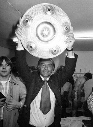 Trainer Pal Csernai mit der Schale - der FC Bayern München ist Deutscher Meister Fußball 1. BL Herren Saison 1979 1980 Einzelbild Olympiastadion München Freude,