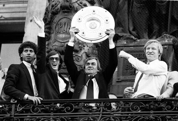 Trainer Ernst Happel präsentiert die Meisterschale, daneben v. li.: Jimmy Hartwig, Bernd Wehmeyer und Horst Hrubesch (alle HSV) Fußball 1. BL Herren Saison 1981 1982, Hamburger SV Gruppe Rathaus Hamburg Freude,