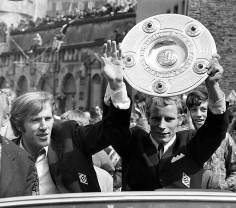 Berti Vogts präsentiert die Meisterschale und Günter Netzer winkt den Anhängern - Gladbach ist Deutscher Meister 1970 Fußball 1. BL Herren Saison 1969 1970, Borussia Mönchengladbach Gruppe Mönchengladbach Freude,