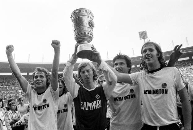 Jürgen Grabowski präsentiert den Pott, daneben v. li.: Wolfgang Kraus, Klaus Beverungen und Gert Trinklein - Eintracht Frankfurt ist Pokalsieger 1975 Fußball 1. BL Herren DFB-Pokal 1974 1975, Pokalspiel, Finale, Endspiel, Pokalfinale, Pokalendspiel Gruppe Niedersachsenstadion Hannover Freude,