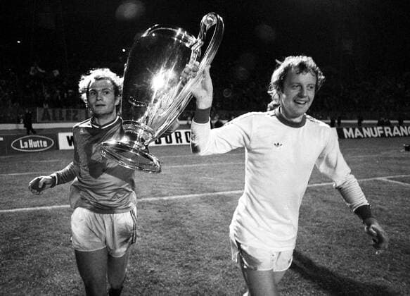 Johnny Hansen (re.) und Uli Hoeneß jubeln - der FC Bayern München gewinnt den Europacup 1976 Fußball EC 1 Herren Europapokal der Landesmeister 1975 1976, Finale, Endspiel Gruppe Hampden Park Glasgow Freude,