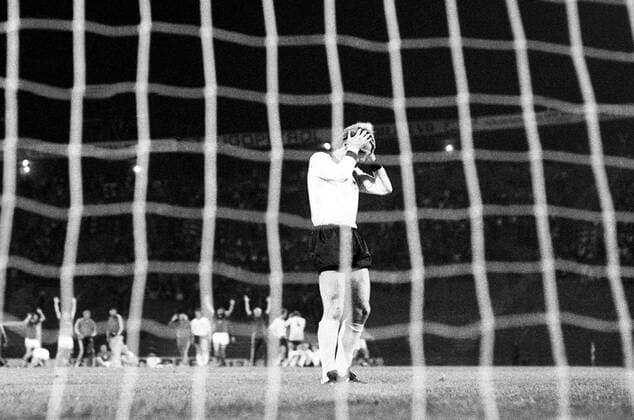 Fußball, EM Finale 1976 in Belgrad, Tschechoslowakei - Deutschland 5:3 i. E Uli Hoeneß (Deutschland) scheitert im Elfmeterschießen (Serie 3 3) Fußball EM Herren Europameisterschaft 1976, Finale, Endspiel, Länderspiel, Nationalmannschaft, Nationalteam Einzelbild Belgrad Verzweiflung, Enttäuschung,