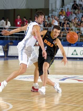 EuroBasket 2022, DBB, Historie, EM - Historie Mithat Demirel (re., Deutschland) gegen Marko Jaric (Jugoslawien) Basketball EM Herren Eurobasket 2001, Europameisterschaft, Länderspiel, Nationalmannschaft, Nationalteam, Nationaltrikot Gruppe Anfa Expo Center Antalya Dynamik,