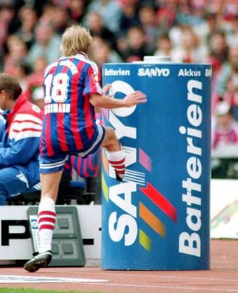 Jürgen Klinsmann (Bayern) ist nach seiner Auswechslung wütend - die Werbetonne muss es ausbaden... Fußball 1. BL Herren Saison 1996 1997, FC Bayern München Einzelbild Olympiastadion München Wut, Spannung,