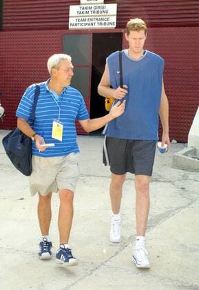 Shawn Bradley (re.) und BZ-Reporter Teo Breiding (beide Deutschland) - Interview Basketball EM Herren Eurobasket 2001, Europameisterschaft, Länderspiel, Nationalmannschaft, Nationalteam Gruppe Anfa Expo Center Antalya