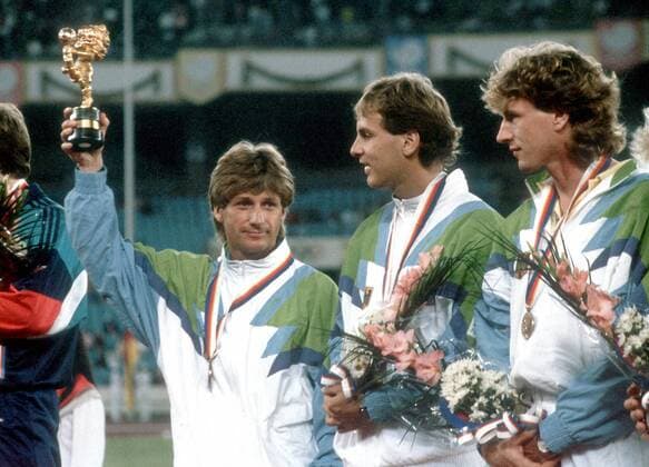 V. li.: Frank Mill, Torwart Oliver Reck und Michael Schulz - die deutsche Olympiamannschaft holt in Seoul Bronze Fußball OS Sommer Herren Olympische Sommerspiele 1988, Olympia, Olympiade, Spiele, Nationalmannschaft, Nationalteam Gruppe Seoul