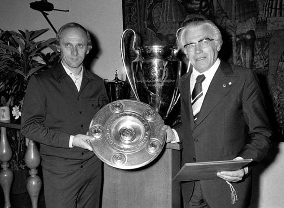 Fußball, FC Bayern München, Deutscher Meister 1974 Trainer Udo Lattek und Präsident Wilhelm Neudecker (beide Bayern) präsentieren die Meisterschale und den Europapokal der Landesmeister Fußball 1. BL Herren Saison 1973 1974, Europacup, FC Bayern München Gruppe München