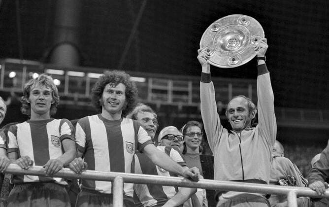 V. re.: Trainer Udo Lattek, Uli Hoeneß, Paul Breitner und Rainer Zobel jubeln - der FC Bayern München ist Deutscher Meister 1972 Fußball 1. BL Herren Saison 1971 1972, FC Bayern München Gruppe Olympiastadion München Freude,