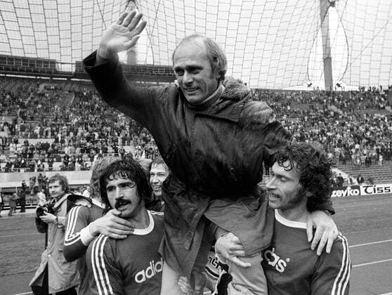 Fußball, FC Bayern München, Deutscher Meister 1974 Trainer Udo Lattek (Mitte) lässt sich von Paul Breitner (re.) und Gerd Müller auf Händen tragen - der FC Bayern München ist Deutscher Meister 1974 Fußball 1. BL Herren Saison 1973 1974, FC Bayern München Gruppe Olympiastadion München Freude,