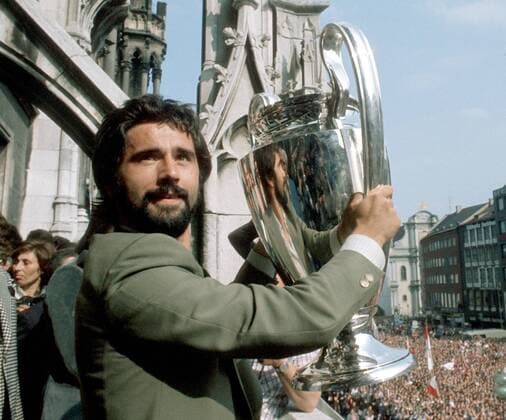 Gerd Müller (Bayern) präsentiert auf dem Marienplatz den Europapokal der Landesmeister Fußball EC 1 Herren Europacup 1974 1975, FC Bayern München Einzelbild Marienplatz München Freude,