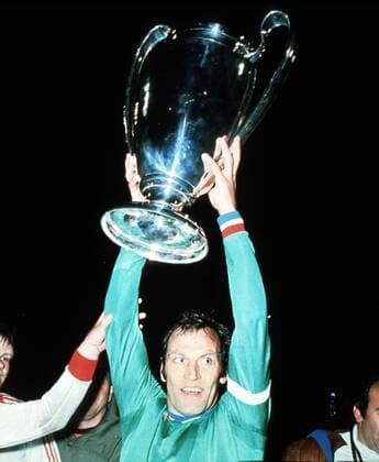 Franz Roth (Bayern) präsentiert den Europapokal der Landesmeister Fußball EC 1 Herren Europacup 1975 1976, Finale, Endspiel, FC Bayern München - AS Saint-Etienne 1:0 Einzelbild Hampden Park Glasgow Freude,