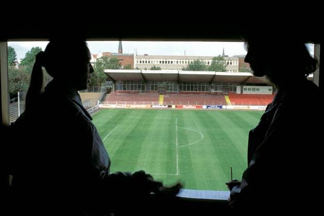 Fußball, Stadiongeschichte FC St. Pauli Reporterkabine mit Aussicht auf das Wilhelm-Koch-Stadion am Millerntor Fußball 1. BL Herren Saison 1995 1996, FC St. Pauli, Vdia Totale Wilhelm-Koch-Stadion am Millerntor Hamburg Leere,