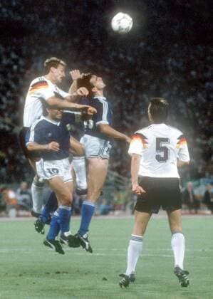 Nestor Gabriel Lorenzo (re.) und Diego Armando Maradona (beide Argentinien) im Kopfballduell mit Jürgen Kohler, daneben Klaus Augenthaler (beide Deutschland) Fußball WM Herren Weltmeisterschaft 1990, Finale, Endspiel, Länderspiel, Nationalmannschaft, Nationalteam Gruppe Stadio Olimpico, Olympiastadion Rom Dynamik,