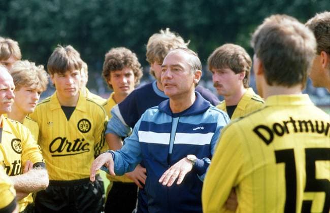 Trainer Pal Csernai (BVB) im Kreise seiner Schützlinge Fußball 1. BL Herren Saison 1985 1986, Training, Borussia Dortmund Gruppe Dortmund