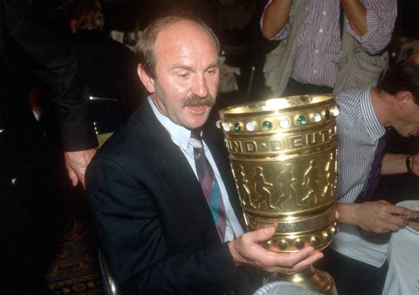 Trainer Horst Köppel (BVB) gibt sich den Pokal... Fußball 1. BL Herren DFB-Pokal 1988 1989, Pokalspiel, Finale, Endspiel, Pokalfinale, Pokalendspiel, Borussia Dortmund Gruppe Berlin Freude,