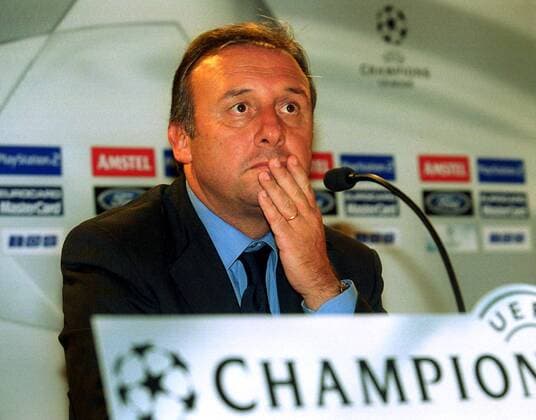 Fußball, Trainerhistorie Lazio Rom von 1997 bis heute Trainer Alberto Zaccheroni (Lazio) nachdenklich Fußball EC 1 Herren Champions League 2001 2002, Eindhoven - Lazio Rom (Italien) 1:0 Einzelbild Philips-Stadion Eindhoven Nachdenklichkeit,