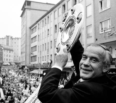 Fußball, Borussia Mönchengladbach, Deutscher Meister 1971 Trainer Hennes Weisweiler präsentiert die Schale - Borussia Mönchengladbach ist Deutscher Meister 1971 Fußball 1. BL Herren Saison 1970 1971, Deutsche Meisterschaft, Sieg, Sieger, Meisterfeier, Feier Einzelbild Mönchengladbach