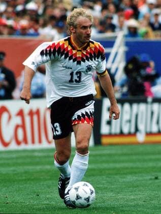 Rudi Völler (Deutschland) am Ball Fußball WM Herren Weltmeisterschaft 1994, Viertelfinale, Länderspiel, Nationalmannschaft, Nationalteam, Nationaltrikot Einzelbild Giants Stadium New York New Jersey Dynamik,
