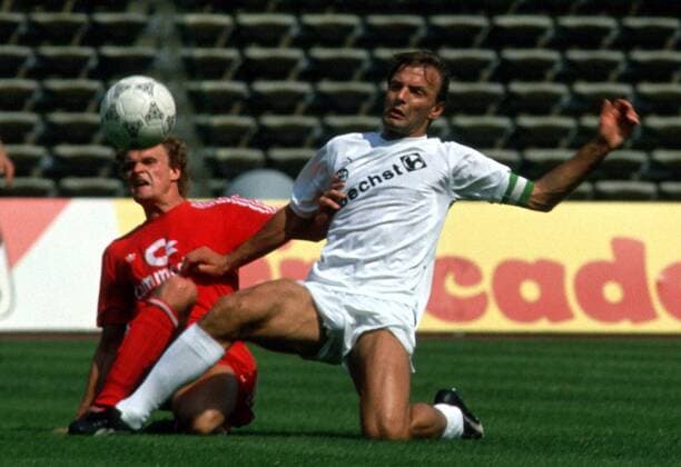 Karl-Heinz Körbel (Frankfurt, re.) im Duell mit Roland Wohlfarth (Bayern) Fußball 1. BL Herren Saison 1988 1989, FC Bayern München - Eintracht Frankfurt 3:0 Gruppe Olympiastadion München Dynamik,