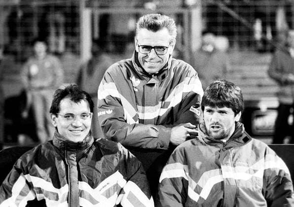 Trainer Friedhelm Konietzka (Mitte) mit Manager Felix Magath (li.) und Friedhelm Funkel (alle Uerdingen) Fußball 1. BL Herren Saison 1990 1991, Bayer 05 Uerdingen Gruppe Lohrheide Stadion Bochum