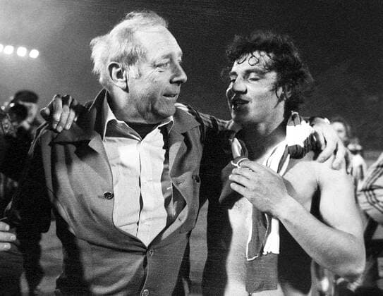 Trainer Kuno Klötzer mit Felix Magath (beide HSV) Fußball EC 2 Herren Europapokal der Pokalsieger 1976 1977, Europacup, Hamburger SV Gruppe Volksparkstadion Hamburg Freude,