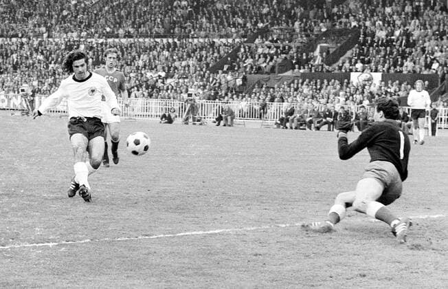 Gerd Müller (BR Deutschland) überwindet Torwart Evgueni Rudakov (Sowjetunion) und schießt das Tor zum 3:0 Fußball EM Herren Europameisterschaft 1972, Länderspiel, Finale, Endspiel, Nationalmannschaft, Nationalteam Gruppe Heysel-Stadion Brüssel Dynamik,