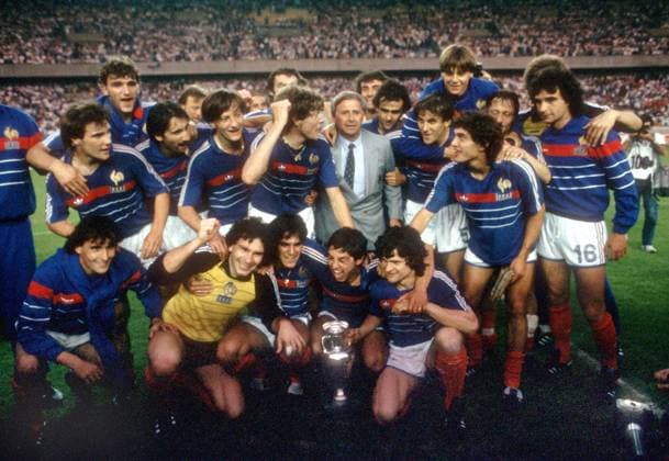 Frankreich - Europameister 1984, hinten v. li.: Bruno Bellone, Yvon Le Roux, Bernard Genghini, Jean-Francois Domergue, Luis Fernandez, Bossis (verd.), Trainer Michel Hidalgo, Platini, Patrick Battiston, Yannick Stopyra, x, x, Dominique Rocheteau... Fußball EM Herren Europameisterschaft 1984, Länderspiel, Finale, Endspiel, Nationalmannschaft, Nationalteam Totale Parc des Princes, Prinzenpark Paris Freude, Begeisterung,