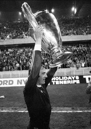 Franz Roth (Bayern) präsentiert den Europapokal der Landesmeister Fußball EC 1 Herren Europacup 1974 1975, Finale, Endspiel, FC Bayern München Einzelbild Parce des Princes Paris Freude,