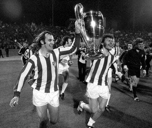 Franz Roth (li.) und Paul Breitner jubeln - der FC Bayern München gewinnt den Europapokal der Landesmeister Fußball EC 1 Herren Europapokal der Landesmeister 1973 1974, Europacup, Finale, Endspiel Gruppe Heysel-Stadion Brüssel Freude, Begeisterung,