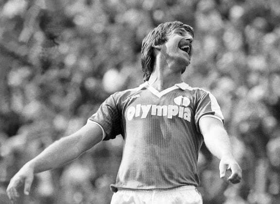 Uwe Reinders (Bremen) jubelt - mit seinem Einwurftor bescherte er Werder das 1:0 Fußball 1. BL Herren Saison 1981 1982, Werder Bremen Einzelbild Weserstadion Bremen Freude, Begeisterung