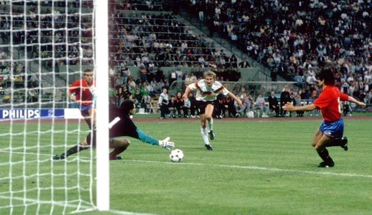Rudi Völler (BR Deutschland) überwindet Torwart Andoni Zubizarreta (Spanien) und erzielt das 2:0 Fußball EM Herren Europameisterschaft 1988, Länderspiel, Nationalmannschaft, Nationalteam, Nationaltrikot Totale Olympiastadion München Dynamik,