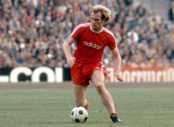 Uli Hoeneß (Bayern) am Ball Fußball 1. BL Herren Saison 1974 1975, FC Bayern München Einzelbild Olympiastadion München Dynamik,