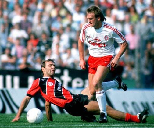 Hans Dorfner (Bayern, li.) im Duell mit Karl-Heinz Körbel (Frankfurt) Fußball 1. BL Herren Saison 1989 1990, Eintracht Frankfurt - FC Bayern München 1:2 Gruppe Waldstadion Frankfurt M. Dynamik,