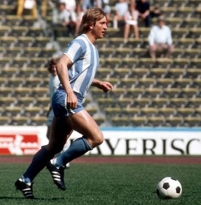 Hans-Joachim Weller (1860) am Ball Fußball Herren Regionalliga Süd 1973 1974, TSV 1860 München Einzelbild Dynamik,