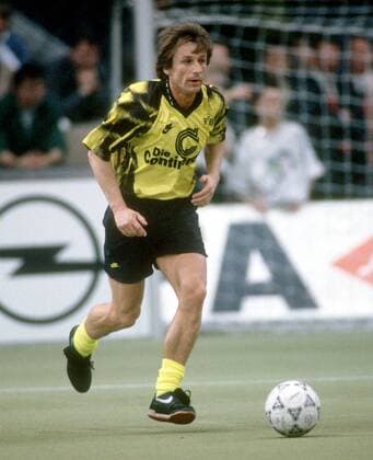 Frank Mill (BVB) am Ball Fußball 1. BL Herren DFB-Hallen-Pokal 1993, Hallenpokal, Hallenmasters, Hallenfußball, Hallenturnier, Halle, Indoor Einzelbild Olympiahalle München Dynamik,