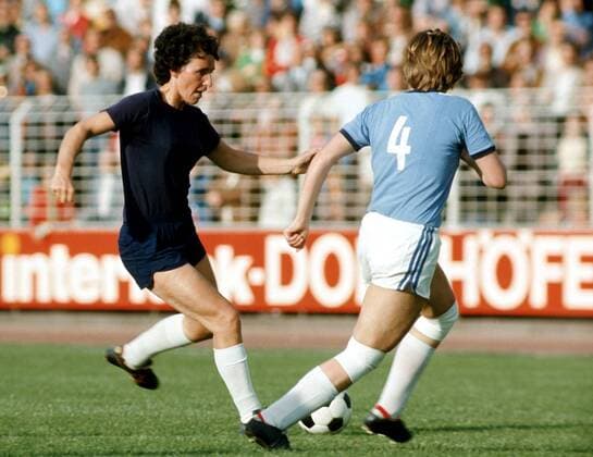 Klose im Duell mit Elmer Fußball LM Damen Deutsche Meisterschaft 1974, DM, Landesmeisterschaft, Finale, Endspiel Gruppe Dynamik,